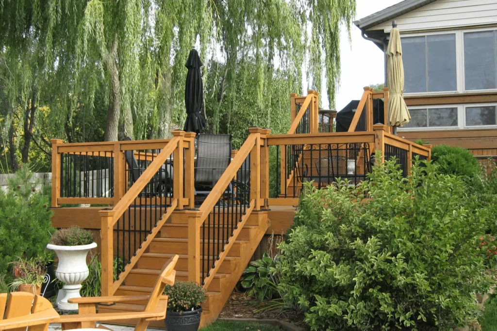 beautiful deck lined with snap'n lock balusters